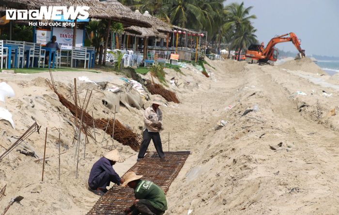 Hiện, các mũi thi công đang được tăng cường để đẩy nhanh những hạng mục cuối. Khoảng 80 công nhân và hàng chục máy móc, thiết bị được huy động, chia thành 3 mũi thi công, làm việc liên tục từ sáng đến tối để bù lại tiến độ sau những đợt ảnh hưởng của mưa gió và sóng lớn.