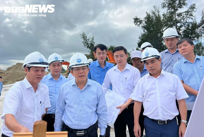 Mới đây, tại buổi kiểm tra loạt dự án, trong đó có kè chống xói lở bờ biển Hội An, Phó Chủ tịch UBND TP Đà Nẵng Trần Nam Hưng yêu cầu các công trình kè chống sạt lở bờ sông, bờ biển cơ bản hoàn thành trước ngày 30/9, đồng thời đặc biệt chú ý an toàn trong mùa mưa bão, không để xảy ra sạt lở.