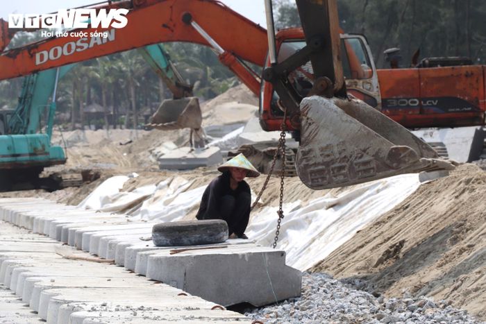 Trong đó, khu vực 1 đã hoàn thành công tác lát mái; khu vực 2 đạt khoảng 80% và khu vực 3 đạt khoảng 65%.