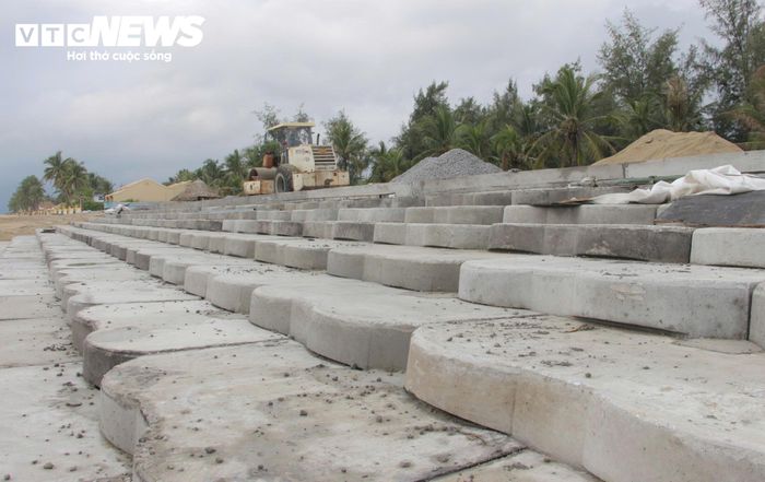 Tuyến kè bờ biển Hội An dài khoảng 1.950m, chia thành 3 khu vực: Khu vực 1 thuộc phường Hội An Đông, khu vực 2 và 3 thuộc phường Hội An Tây. Công trình khởi công ngày 20/5/2026.