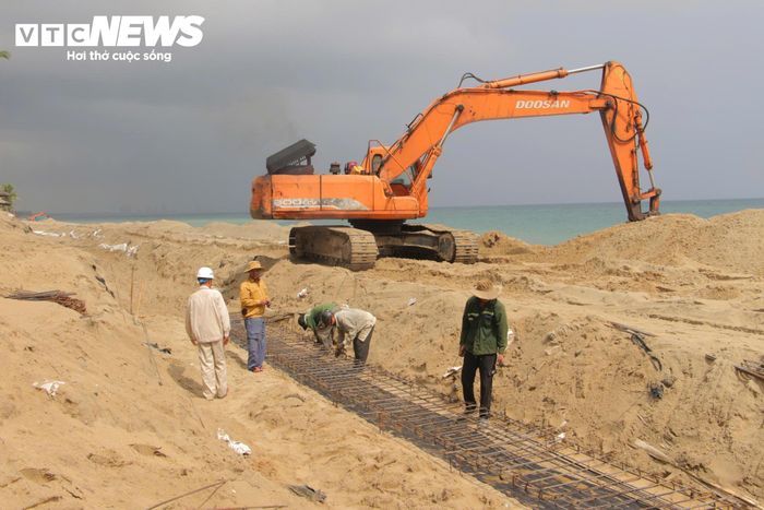 Ông Trần Đình Quốc, Chỉ huy phó công trường (Công ty CPXL Thành An 96, Binh đoàn 11), cho biết các hạng mục phía dưới kè đã hoàn thành từ tháng trước; phần mái kè với 18 hàng cũng đã thi công xong.