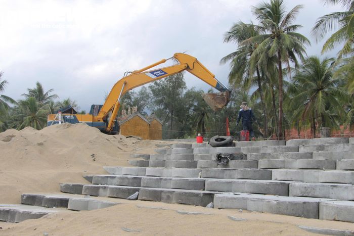 Đơn vị thi công đang tập trung hoàn thiện các hạng mục còn lại gồm bêtông vai kè, tường chắn kè và bêtông mặt đường. Nhà thầu phấn đấu hoàn thành toàn bộ phần thi công trong ngày 20/10 và bàn giao công trình vào ngày 30/10.