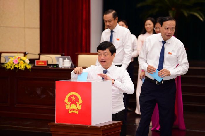 Các đại biểu bỏ phiếu bầu ông Trương Minh Huy Vũ làm Phó Chủ tịch UBND TP.HCM. (Ảnh: Quang Định)