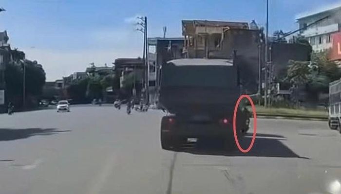 Va chạm giữa ô tô và xe máy tại đường giao nhau. (Ảnh cắt từ clip)