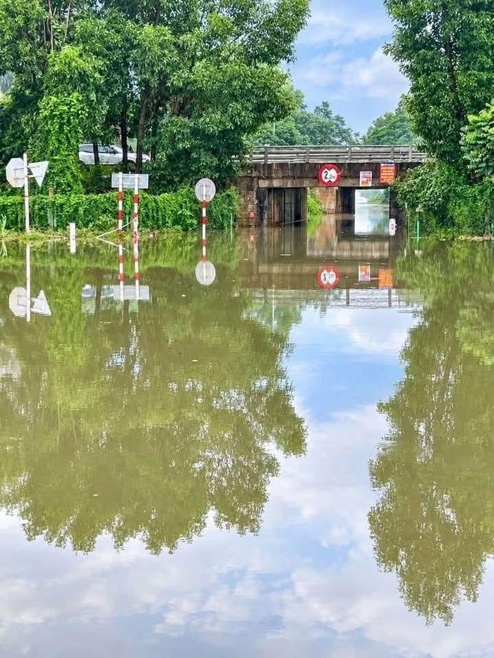 Đường gom Đại lộ Thăng Long ngập sâu.