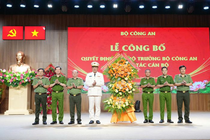 Lãnh đạo, nguyên lãnh đạo Công an TP Huế tặng hoa chúc mừng Đại tá Nguyễn Đình Dương. (Ảnh: N.L)