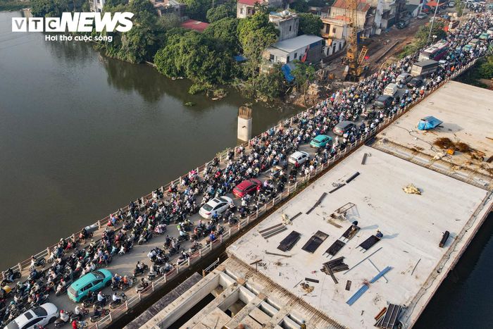 Tại khu vực cầu Mai Lĩnh, dòng xe nối dài, di chuyển khó khăn. Nhiều người phải liên tục dừng chờ, trong khi một số xe quay đầu tìm hướng đi khác.