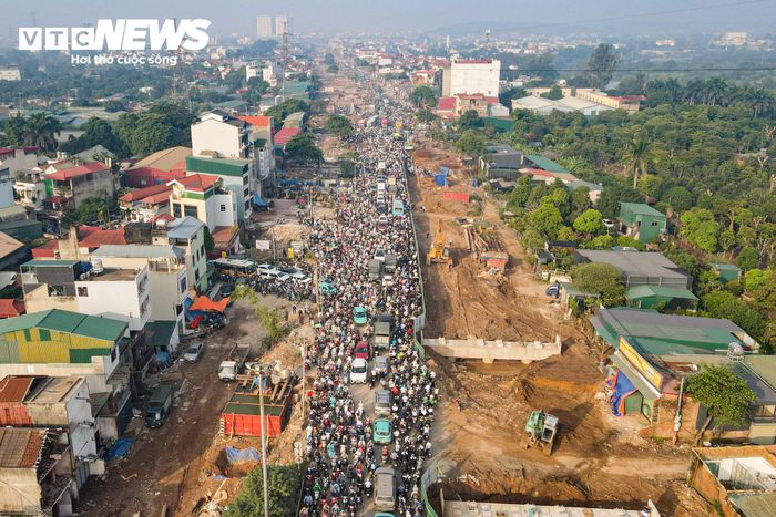 Mực nước sông Đáy dâng cao khiến 3 cầu ở Hà Nội gồm Đại Thành, 72 và Tân Phú phải cấm phương tiện qua lại, dòng xe dồn về Quốc lộ 6 gây ùn tắc kéo dài sáng 21/9.