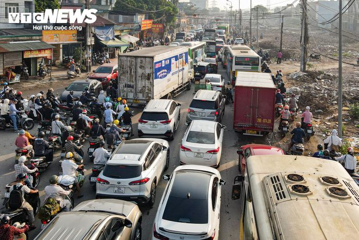 Đến 11h30, Quốc lộ 6 vẫn ùn tắc kéo dài, các phương tiện nối đuôi nhau, di chuyển chậm qua khu vực.