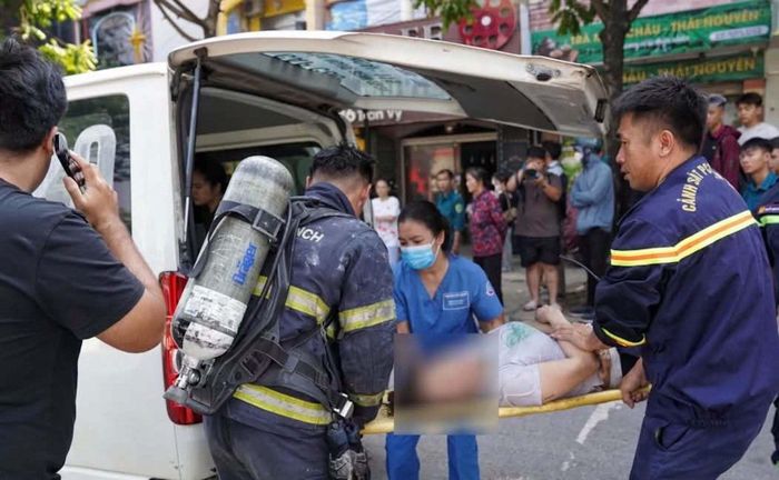 Nạn nhân mắc kẹt được đưa đi cấp cứu.