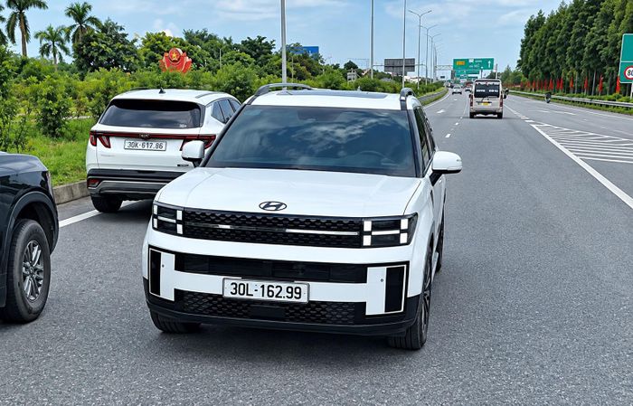 Chiếc xe đi ngược chiều khiến nhiều xe khác phải dừng hoặc giảm tốc độ để tránh. (Ảnh cắt từ clip).