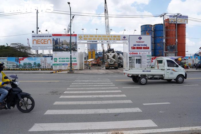 Sau gần 5 tháng khởi công, diện mạo khu đất 46,7ha tại Thủ Thiêm đã thay đổi với hàng loạt hạng mục được triển khai. Công trường đang từng bước hình thành các hạng mục nền móng đầu tiên của dự án Trung tâm hành chính mới TP.HCM.