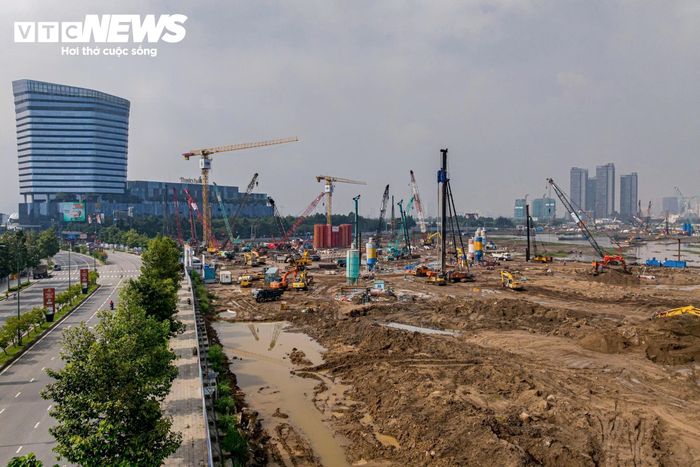 Từ trên cao, hàng loạt máy móc, phương tiện cơ giới và khu vực tập kết vật liệu phủ kín mặt bằng dự án. Công trường nằm giữa các tuyến đường Tố Hữu, Mai Chí Thọ và Nguyễn Cơ Thạch.