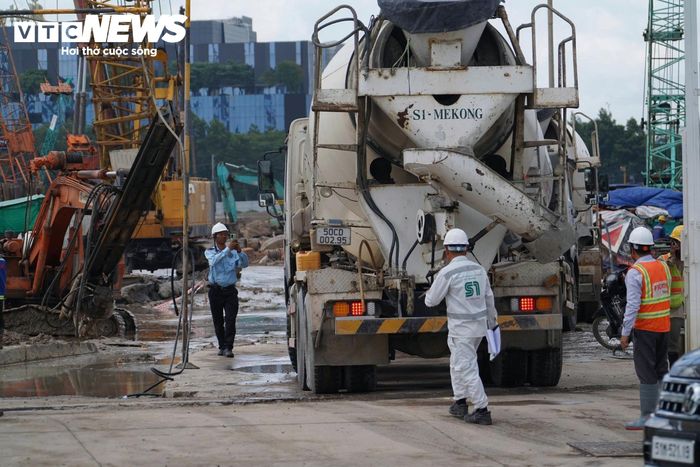 Trung tâm hành chính - chính trị có tổng diện tích sàn khoảng 272.000 m², được thiết kế để đáp ứng nhu cầu làm việc của khoảng 8.000 cán bộ, công chức, viên chức và người lao động.