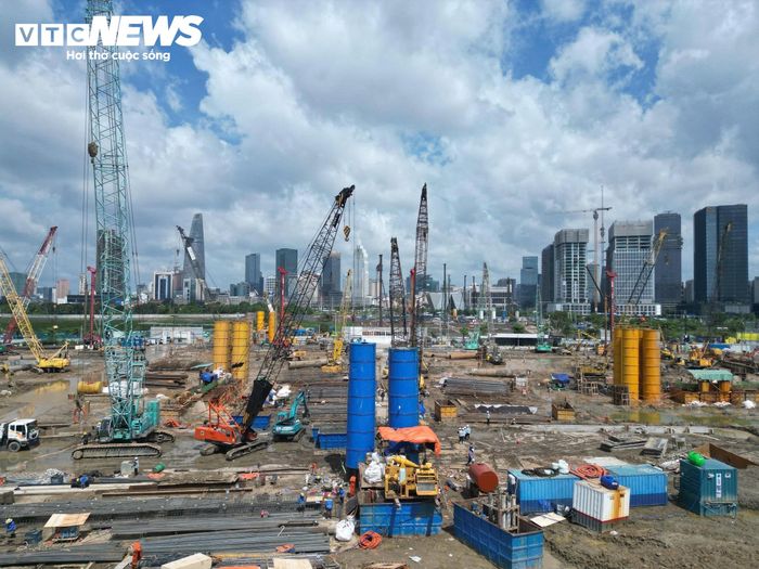 Máy khoan cọc nhồi được đưa vào thi công tại một số vị trí. Đây là một trong những thiết bị cơ giới lớn đang hoạt động trên mặt bằng dự án.