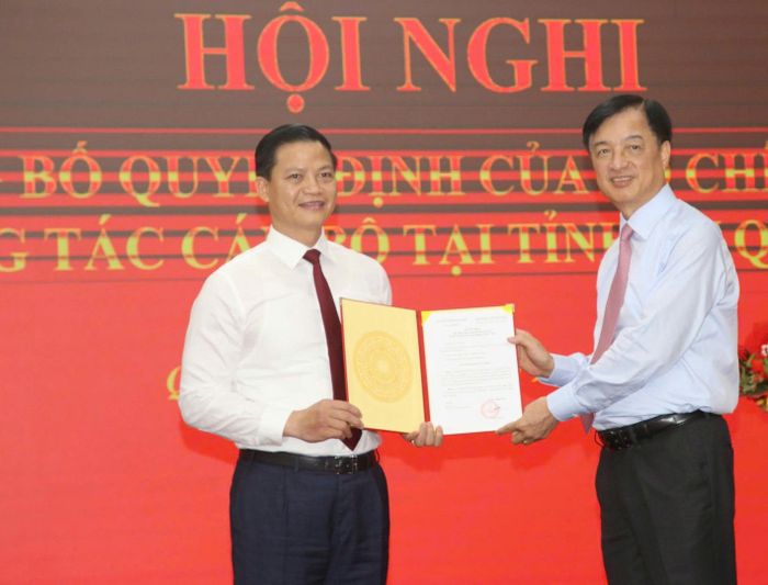 Ông Vương Quốc Tuấn (trái) nhận quyết định của Bộ Chính trị điều động, phân công và chỉ định tham gia Ban Thường vụ Tỉnh uỷ, giữ chức Bí thư Tỉnh uỷ Quảng Trị. (Ảnh: T.A)