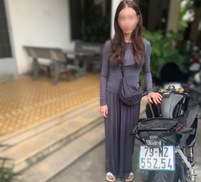 Nữ du khách Nga cùng chiếc xe của mình.