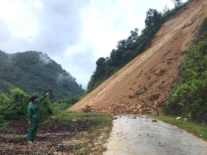 Do ảnh hưởng của đợt mưa lớn kéo dài, mảng núi lớn bất ngờ sạt xuống khu vực khe Chà Hạ, bản Huồi Pai, xã Yên Na, Nghệ An. (Ảnh: Trung tâm cung ứng dịch vụ công xã Yên Na)