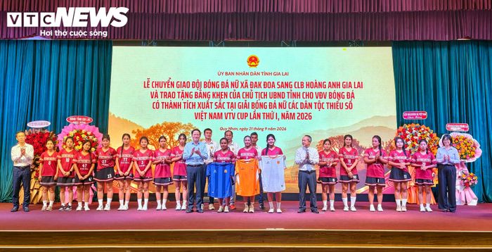 Ông Phạm Anh Tuấn, Chủ tịch UBND tỉnh Gia Lai trao bằng khen và màu áo mới cho đội bóng đã nữ xã Đắk Đoa.