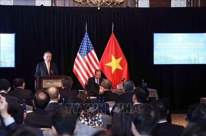 Trong khuôn khổ chuyến công tác tham dự Phiên thảo luận cấp cao Đại hội đồng Liên hợp quốc khóa 81, hoạt động song phương tại Hoa Kỳ, sáng 21/9/2026 (theo giờ địa phương), tại TP New York, Tổng Bí thư, Chủ tịch nước Tô Lâm và Đoàn đại biểu cấp cao Việt Nam gặp gỡ chuyên gia, trí thức người Việt Nam tại Hoa Kỳ. (Ảnh: Thống Nhất/TTXVN)