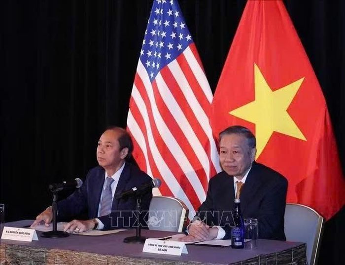 Tổng Bí thư, Chủ tịch nước Tô Lâm và Đại sứ Nguyễn Quốc Dũng tại cuộc gặp gỡ chuyên gia, trí thức người Việt Nam tại Hoa Kỳ. (Ảnh: Thống Nhất/TTXVN)