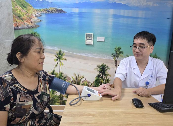 Khám, chữa bệnh cho người cao tuổi tại Bệnh viện Lão khoa trung ương. Ảnh: Tuyết Mai