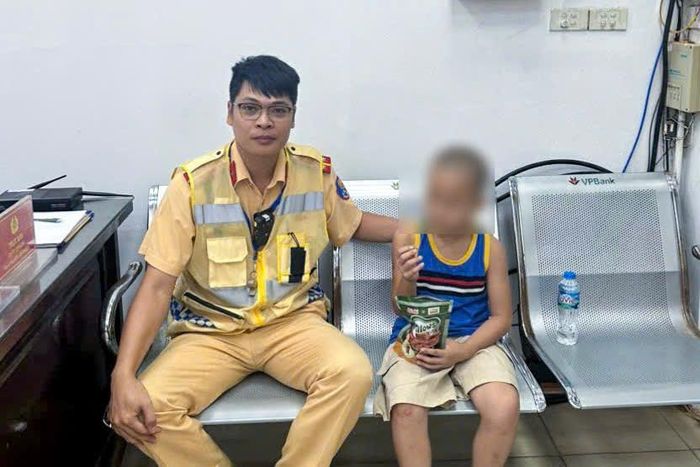 Cháu M được chăm sóc tại trụ sở công an. Ảnh: Đức Tuấn