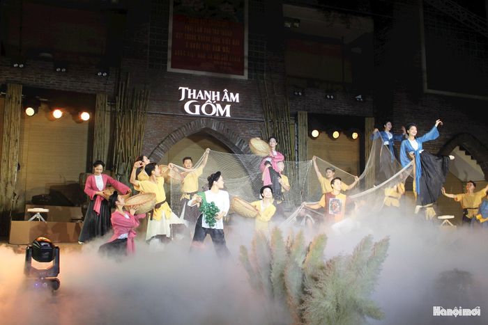 Khi tiếng trống hội vang lên, người dân và du khách trở về không gian làng nghề xưa, giữa sân khấu lấy cảm hứng từ những lò bầu cổ, dòng sông và bờ lau ven bãi. Hình bóng làng gốm Bát Tràng hiện lên vừa thân thuộc, vừa mới mẻ qua ngôn ngữ kể chuyện di sản.