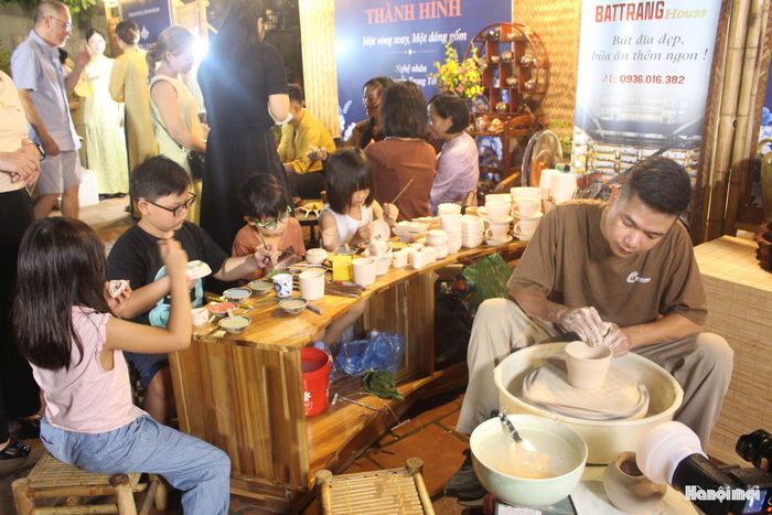 Nghệ nhân Bát Tràng vừa trình diễn, vừa hướng dẫn du khách thực hành nghề, truyền lại những kỹ năng và kinh nghiệm được đúc kết qua nhiều thế hệ. Trong không gian trải nghiệm, người giữ nghề cũng trở thành người kể chuyện về di sản. Nghệ nhân Nguyễn Quang Huy cho biết, lần đầu tiên những nghệ nhân, thợ giỏi Bát Tràng được tham gia một chương trình nghệ thuật quy mô lớn ngay tại chính quê hương làng nghề, vừa là niềm vinh dự, vừa là cơ hội để nghề gốm được kể bằng một ngôn ngữ mới.