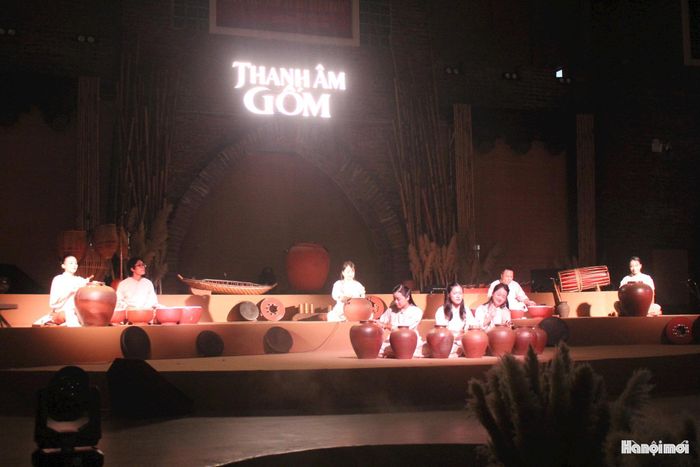 Điểm nhấn của chương trình là GOm Show - “Âm thanh từ gốm”, dự án nghệ thuật do nhóm Đàn Đó nghiên cứu và phát triển trong gần 15 năm. Từ những vật dụng quen thuộc như chum, niêu và các vật thể bằng gốm, sành, các nghệ sĩ nghiên cứu, chế tác thành những nhạc cụ có khả năng tạo ra nhiều tầng âm sắc.