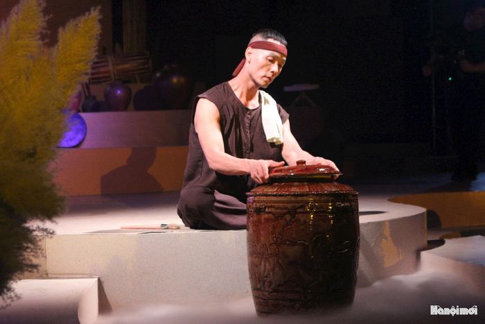Với đôi tay tài hòa của nghệ nhân, những thao tác làm gốm quen thuộc được đưa lên sân khấu, hòa quyện cùng âm thanh, ánh sáng và chuyển động, tạo nên cách kể đa dạng về di sản Bát Tràng.