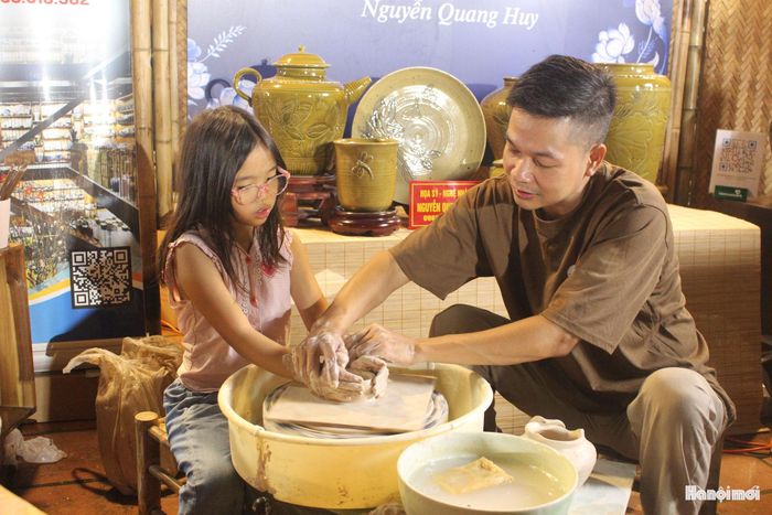 Cách tiếp cận này giúp công chúng “chạm” tay vào di sản làng nghề, để mỗi người không chỉ được ngắm nhìn mà còn được trải nghiệm, thực hành và cảm nhận bằng nhiều giác quan.