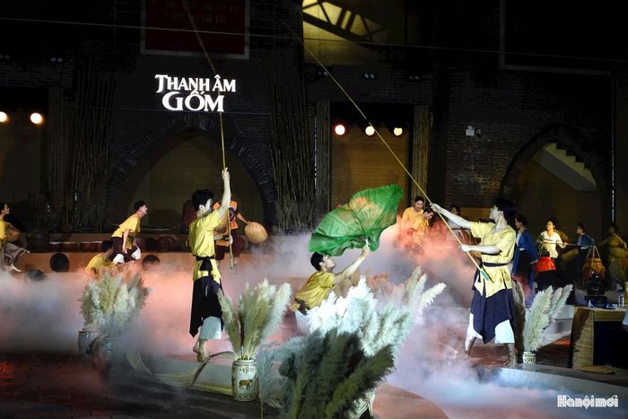 Từ hành trình “Mở đất” gợi về những người thợ đầu tiên, đến “Lửa nghề” tôn vinh tinh hoa được kết tinh từ đất, lửa và đôi bàn tay nghệ nhân, chương trình mang đến cho khán giả một trải nghiệm giàu cảm xúc, nối dài “Dòng chảy di sản” của làng nghề sáng tạo.