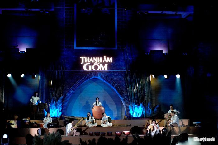 Từ đất thành hình, từ lửa thành gốm, từ gốm thành thanh âm, “Thanh âm Gốm” mở ra một cách kể mới về Bát Tràng. Không dừng ở một sự kiện văn hóa, chương trình được dàn dựng như một hành trình trải nghiệm, qua đó gợi mở hướng phát triển làng gốm Bát Tràng gắn với du lịch và kinh tế đêm.