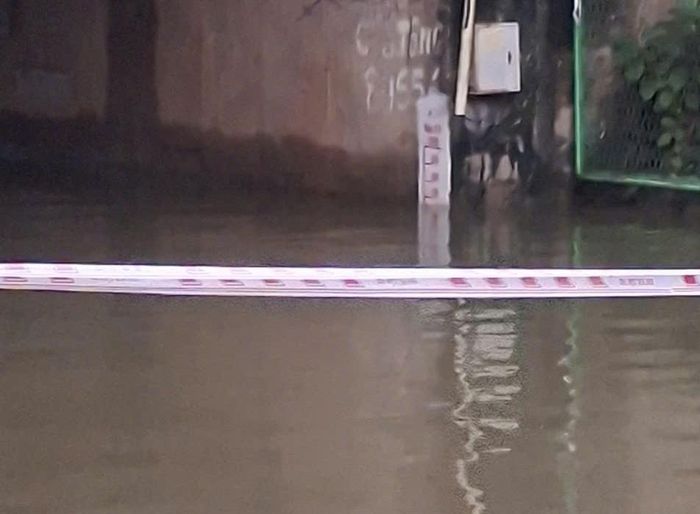 Hầm chui trên Đại lộ Thăng Long hiện ngập từ 0,7 đến 1m. Ảnh: PV.