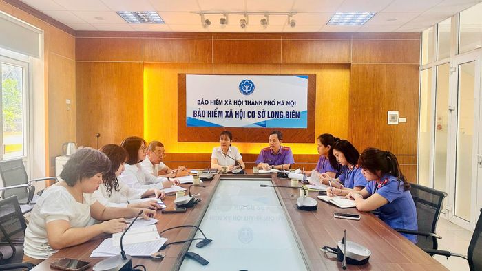 BHXH cơ sở Long Biên phối hợp với Viện KSND khu vực 5 bàn các biện pháp xử lý các đơn vị chậm đóng, trốn đóng BHXH kéo dài. Ảnh: PV