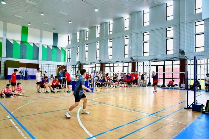 Hoạt động thi đấu cầu lông góp phần thúc đẩy phong trào thể dục thể thao trên địa bàn phường Ô Chợ Dừa. Ảnh: Võ Giang
