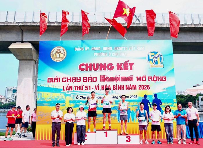 Ban tổ chức trao giải cho các vận động viên đạt thành tích cao tại Giải chạy Báo Hànộimới mở rộng lần thứ 51 - Vì hòa bình năm 2026 trên địa bàn phường Ô Chợ Dừa. Ảnh: Võ Giang