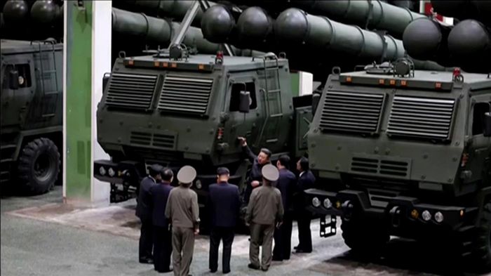 Chủ tịch Triều Tiên Kim Jong-un đi thị sát một cơ sở sản xuất vũ khí. Ảnh: Reuters.