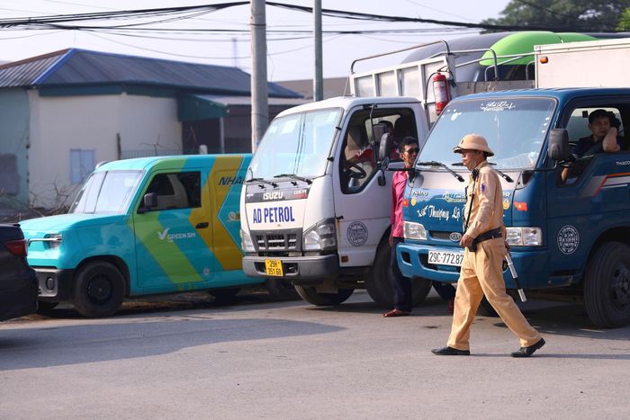 Tuy nhiên, vẫn cần tăng cường thêm lực lượng để hướng dẫn phân luồng, giải toả giao thông. Với chỉ một vài nhân sự sẽ khó có thể giữ gìn trật tự, yêu cầu người dân đi đúng làn, đúng phần đường trong giờ cao điểm. Ảnh: PV