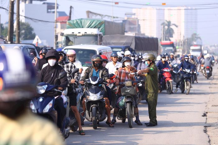 Lực lượng chức năng phải nỗ lực hết sức để ổn định tình hình, duy trì trật tự trên tuyến đường. Ảnh: PV