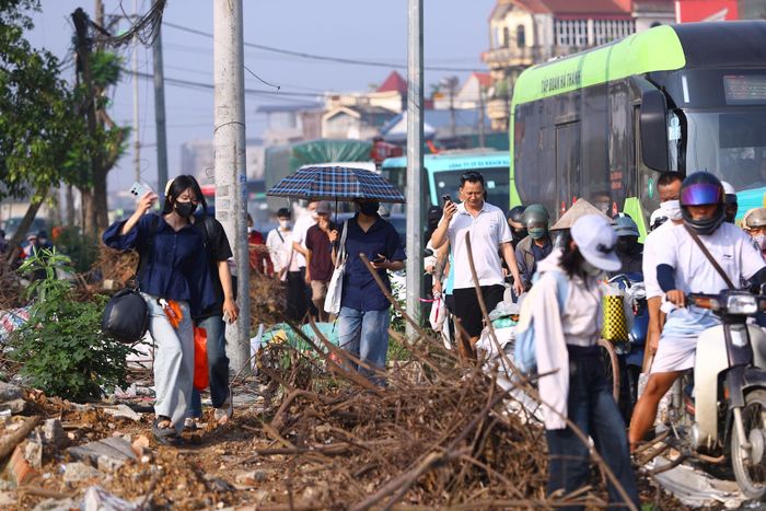 Người đi bộ muốn đến điểm dừng xe buýt hoặc đi qua khu vực ùn tắc cũng không hề dễ dàng. Ảnh: PV