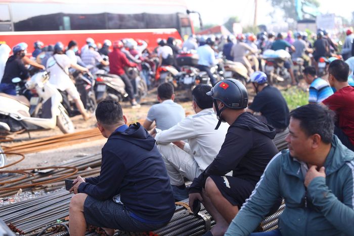 Ghi nhận vào sáng 21-9, nhiều người đã phải "bỏ cuộc", dừng chờ cho qua giờ cao điểm hoặc quay về, bỏ dở hành trình vì ùn tắc giao thông. Ảnh: PV
