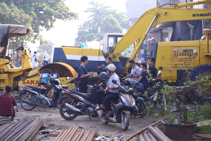 Mỗi ngày có không ít người dân buộc phải bỏ dở hành trình, ảnh hưởng không nhỏ đến công việc, sinh hoạt vì dự án mở rộng Quốc lộ 6. Nếu tiếp tục kéo dài sẽ gây bức xúc trong dư luận nhân dân. Ảnh: PV