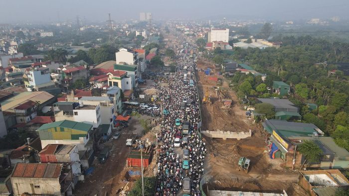 Dự án cải tạo nâng cấp Quốc lộ 6, đoạn Ba La - Xuân Mai, đang trong quá trình thi công, khiến nhiều khu vực thường xuyên xảy ra ùn tắc, đặc biệt là đoạn qua cầu Mai Lĩnh. Ảnh: PV