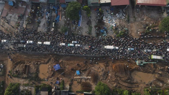 Quan trọng nhất là Chủ đầu tư và các đơn vị thi công dự án cải tạo, mở rộng Quốc lộ 6 cần đẩy nhanh hết mức tiến độ xây dựng, có thêm phương án giải toả giao thông để hạn chế ùn tắc trên tuyến đường huyết mạch này. Ảnh: PV