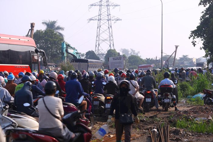 Nhiều người dân cho biết, họ quá mệt mỏi khi mỗi ngày phải vật lộn trên đoạn đường qua cầu Mai Lĩnh, nhưng không có lựa chọn nào khác. Ảnh: PV