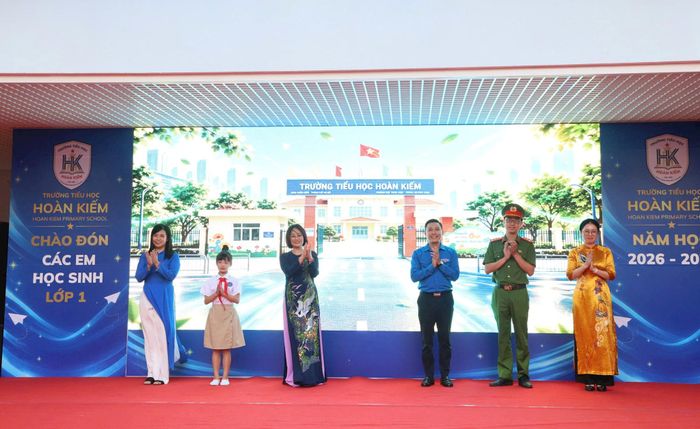 Các đại biểu thực hiện nghi thức cam kết hành động “Cùng chạm - Cùng thực hiện”. Ảnh: PV