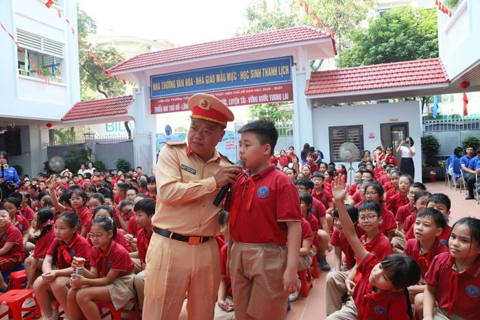 Học sinh Trường Tiểu học Hoàn Kiếm sôi nổi tham gia trả lời các câu hỏi tại chương trình. Ảnh: PV