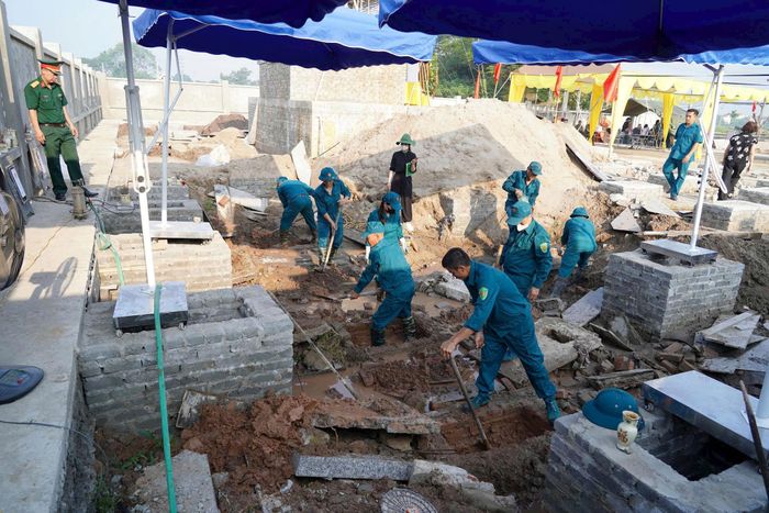 Lực lượng chuyên môn tiến hành khai quật, lấy mẫu hài cốt tại phần mộ liệt sĩ chưa xác định được danh tính. Ảnh:PV